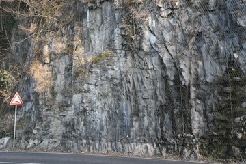 Piega geologica sul ciglio di una strada