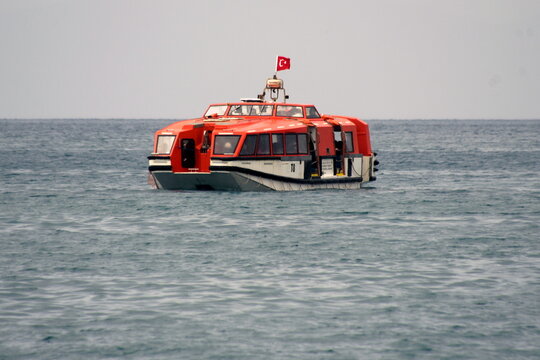 Rotes Tenderboot auf dem Wasser