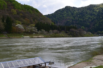 最上川（もがみがわ）日本三大急流 ／ 山形県内の源流から河口まで流れる日本三大急流の一つ、最上川です。一つの都府県のみを流域とする河川としては、延長229kmと国内最長の大河川です。