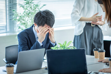 頭を抱えるビジネスマン　Business
