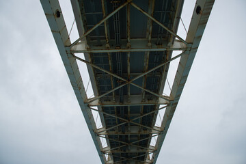 サビている大きな橋の下部