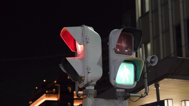 夜間の信号機が変わる動画