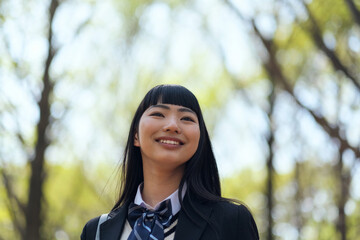 笑顔の女子高校生のクローズアップ