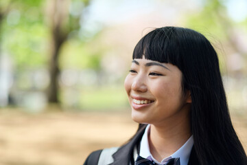 笑顔の女子高校生のクローズアップ