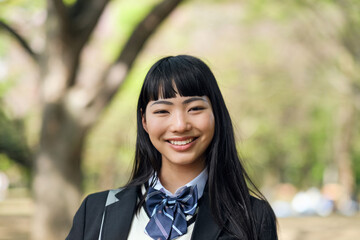 笑顔の女子高生のポートレート