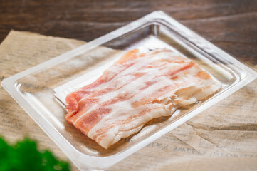透明パックに入った熟成パンチェッタ