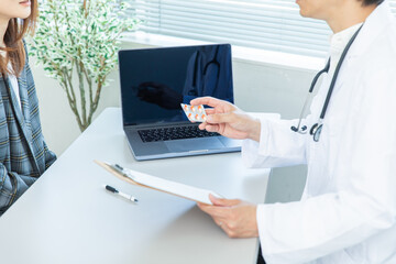 薬の説明をする医師　Doctor