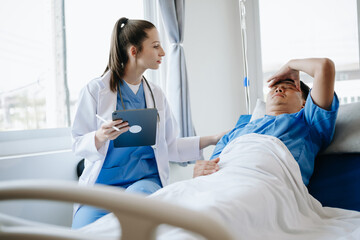 Obraz premium Caucasian doctor smiling take care of a young patient in hospital. Friendly nurse or therapeutic treat client Professional medical service concept.