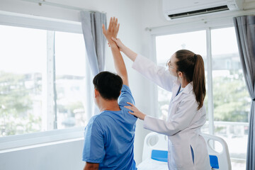 Obraz premium Doctor consulting with patient Back problems Physical therapy concept.