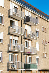 Obraz premium Immeubles hlm des années 70, logement social. Panneaux photovoltaiques sur le toit