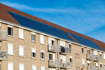Immeubles hlm des années 60, logement social. Panneaux photovoltaiques sur le toit
