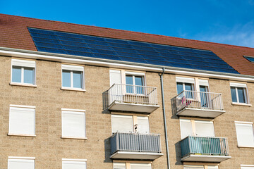 Immeubles hlm des années 60, logement social. Panneaux photovoltaiques sur le toit