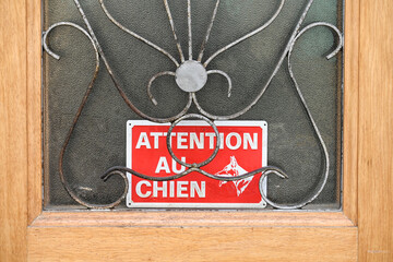 attention chien maison animaux compagnie porte 
