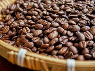 로스팅 커피콩과 대나무 바구니