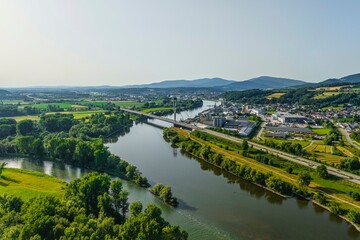 Fototapeta na wymiar Ausblick auf Deggenau und Isarmündung bei Deggendorf im Niederbayerischen Donautal 