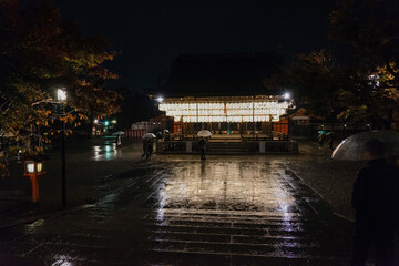 Fototapeta premium night view of yasaka shinto temple in kyoto in rain