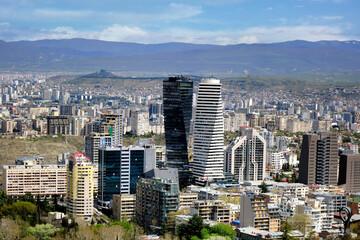 Obraz premium Aerial view of a large modern city with tall buildings.