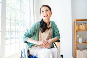 笑顔の車椅子に座ったミドルの日本人女性