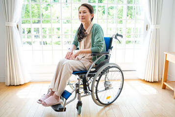 笑顔の車椅子に座ったミドルの日本人女性