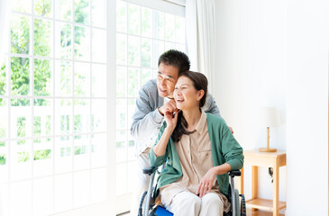 介護をする男性と車椅子に座る女性
