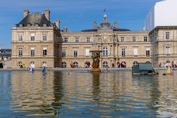 Fototapeta na wymiar Luxembourg Palace and grand Bassin of the Luxembourg garden in Paris, France