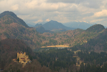 Zamek Hohenschwangau, oraz otoczone górami jezioro Schwansee
