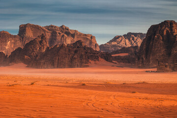 Obraz premium Wadi Rum desert in Jordan and beautiful dunes captured on a warm spring day.