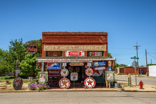 ERICK, OKLAHOMA, USA - MAY 12, 2016 : Sandhills Curiosity Shop located in Erick's oldest building - the City Meat Market. It is a large collection of crazy Route 66 memorabilia.