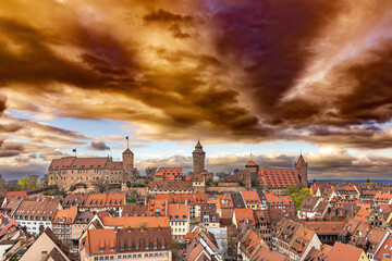 Die Kaiserburg Nürnberg mit dramatischen Himmel, ein Wahrzeichen der fränkischen Metropole im Norden Bayerns, Deutschland. Die Burg ist das touristische Highlight oberhalb der Altstadt