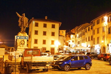 Fototapeta premium Monument to Giuseppe Garibaldi in Anghiari at night, Tuscany, Italy
