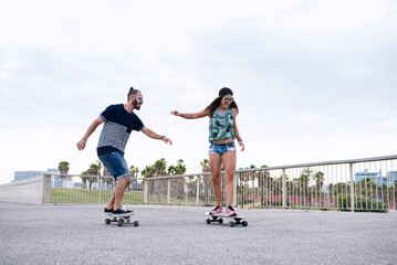 Obraz premium Couple of skaters in park