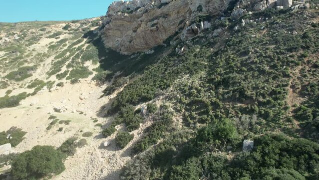 Vol de drone r&eacute;v&eacute;ler falaise sur village grec