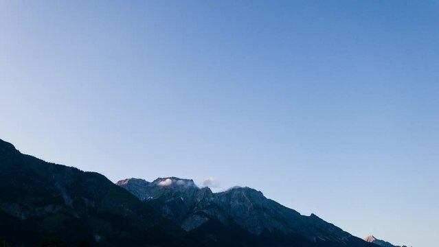 Zeitraffer von Wolken mit Alpen Silhouette in Hall in Tirol Österreich