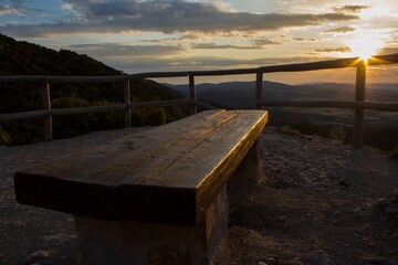Puesta de sol desde el mirador de Pilatos en el parque nacional de la Fuente Roja de Alcoy con...