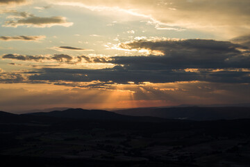 Paisaje con rayos de sol saliendo de las nubes en el parque nacional de la Fuente Roja, Alcoy, España