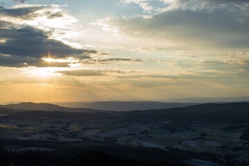 Puesta de sol con nubes desde el parque nacional de la Fuente Roja, Alcoy, España