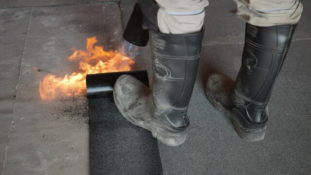 burning bitumen tar floors, waterproofing the floor and roof, high temperature construction work by contractor