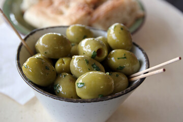 oliven und fladenbrot