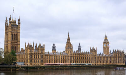 Panoramic view of the Houses of Parliament and the Palace of Westminster located on the River Thames in London.. - obrazy, fototapety, plakaty