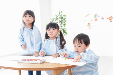 幼稚園でお絵かきをする子ども