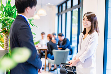 フロントでホテルのチェックインをする若いビジネスウーマン