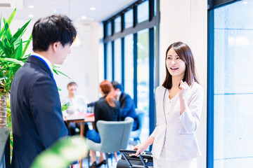 Fototapeta premium フロントでホテルのチェックインをする若いビジネスウーマン