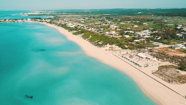 salento, punta prosciutto, spiaggia con sabbia bianca e acqua blu turchese - porto cesareo, puglia, lecce, italy