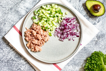 Step 4. Step-by-step preparation of a sandwich with tuna, avocado, cucumber and onion
