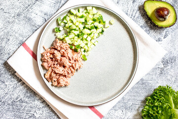 Step 3. Step-by-step preparation of a sandwich with tuna, avocado, cucumber and onion
