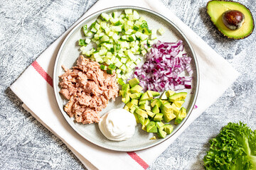 Step 6. Step-by-step preparation of a sandwich with tuna, avocado, cucumber and onion