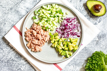 Step 5. Step-by-step preparation of a sandwich with tuna, avocado, cucumber and onion