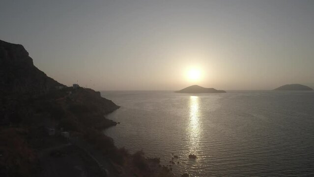 Drone vol au dessus d'un ilot sur la baie de Gr&egrave;ce dans le lever de soleil