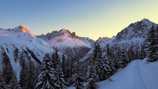Vue a&eacute;rienne par drone sur la vall&eacute;e de Chamonix au coucher du soleil, Haute savoie, Rh&ocirc;ne alpes, France