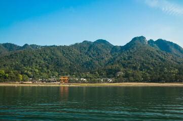 Obraz premium 広島 宮島へ向かうフェリーから眺めた厳島神社と豊かな自然